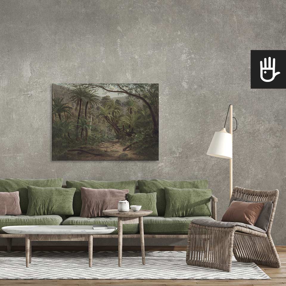 Salon w stylu boho z zielonymi dekoracjami i meblami z wilkiny na tle ściany z ozdobnego tynku z przywieszonym obrazem dżungla