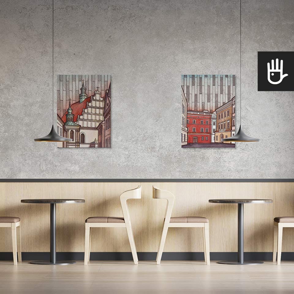 Klasyczna restauracja z drewnianymi stolikami i krzesłami ozdobiona obrazami przedstawiającymi architekturę lublina