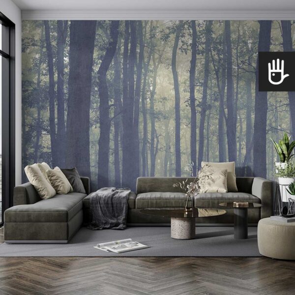 Klasyczny salon z dużą szarą kanapą i dekoracyjnymi stolikami kawowymi na tle fototapety z magicznym lasem
