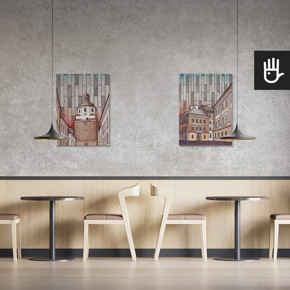 Klasyczna restauracja z drewnianymi stolikami i krzesłami ozdobiona obrazami przedstawiającymi architekturę lublina