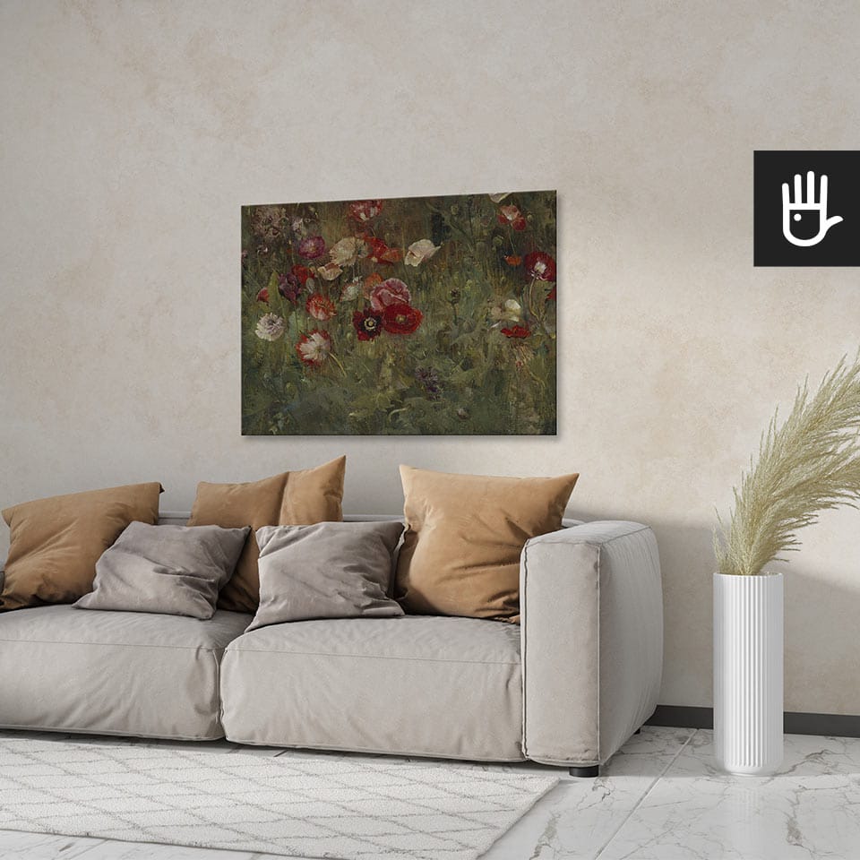 Jasny przytulny salon z dużą beżową kanapą na tle obrazu z makową łąką
