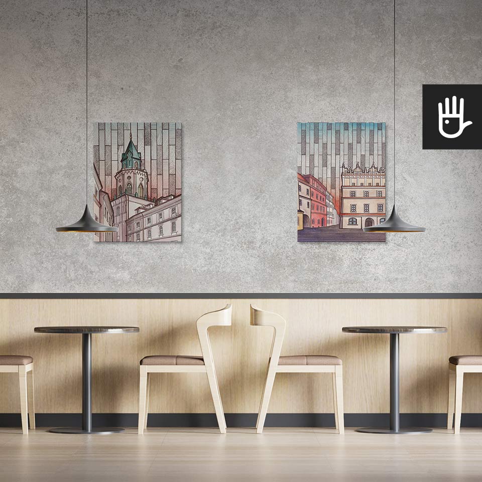 Klasyczna restauracja z drewnianymi stolikami i krzesłami ozdobiona obrazami przedstawiającymi architekturę lublina