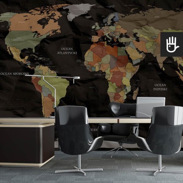 Nowoczesne biuro ze skórzanymi meblami i długim drewnianym biurkiem na tle fototapety czarna mapa świata