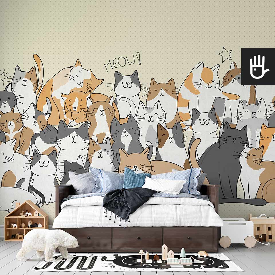 Jasny pokój dziecięcy z drewnianym łóżkiem i zabawkami w stonowanych kolorach na tle fototapety kocie przygody