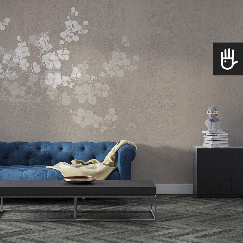 Przytulny salon w stylu glamour z granatową kanapą i czarnymi meblami z dekoracyjną fototapetą nocne kwiaty sakury
