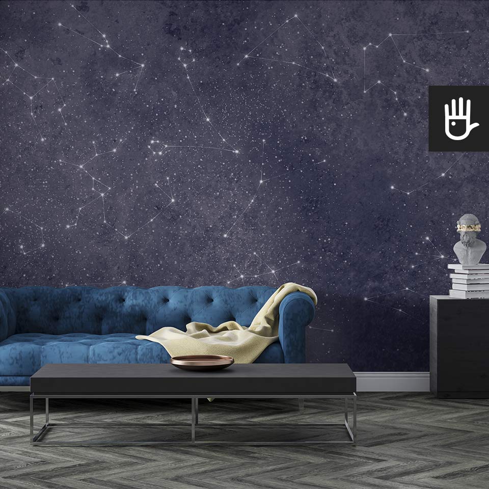 Nowoczesny salon w stylu glamour w ciemnych odcieniach na tle fototapety w gwiezdne znaki zodiaku