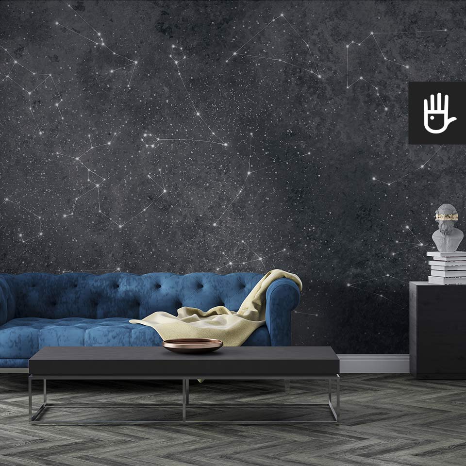 Nowoczesny salon w stylu glamour w ciemnych odcieniach na tle fototapety w gwiezdne znaki zodiaku