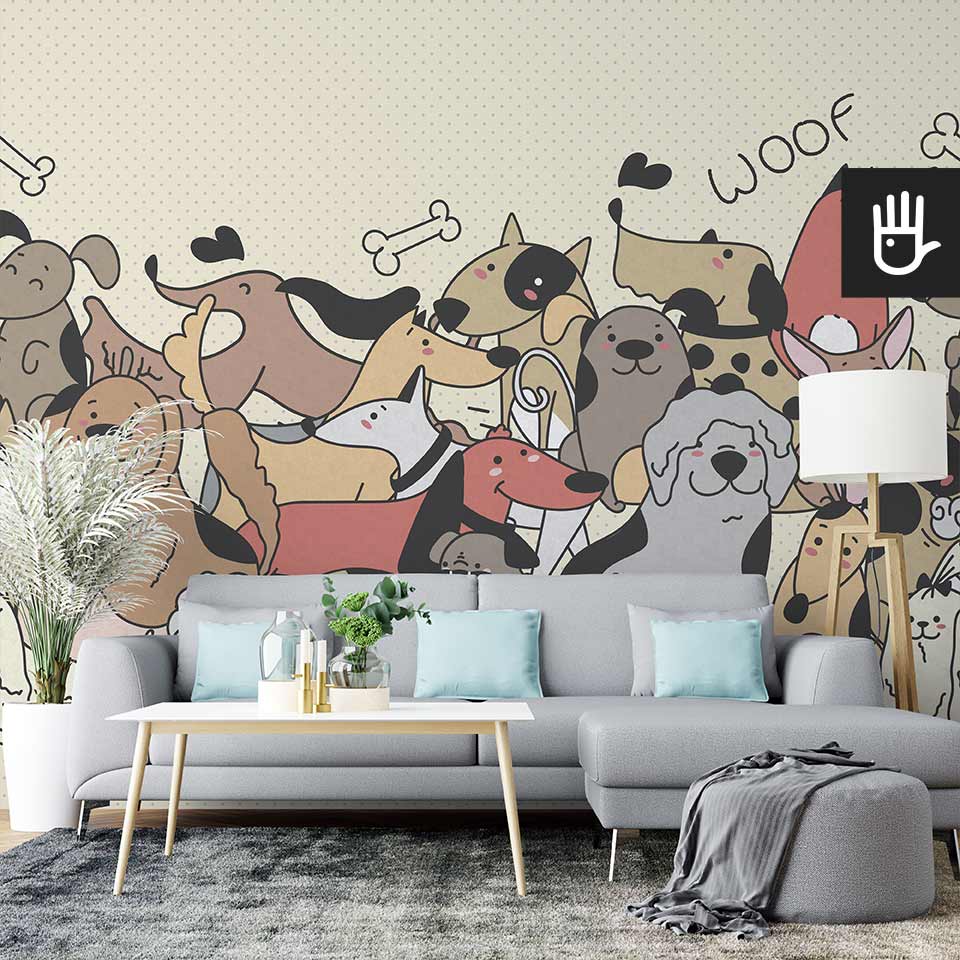 Jasny salon z dużą szarą kanapą i drewnianym jasnym stolikiem kawowym na tle bajkowej tapety w rysunkowe psy