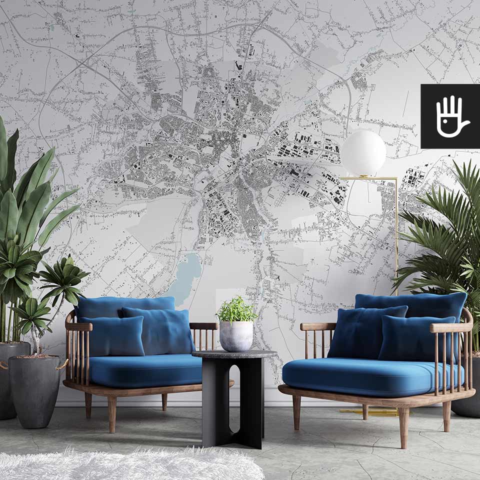 Nowoczesny salon z niebieskimi fotelami, dekoracyjnym stolikiem kawowym z kamienia i ozdobnymi zielonymi kwiatami na tle fototapety z mapą lublina