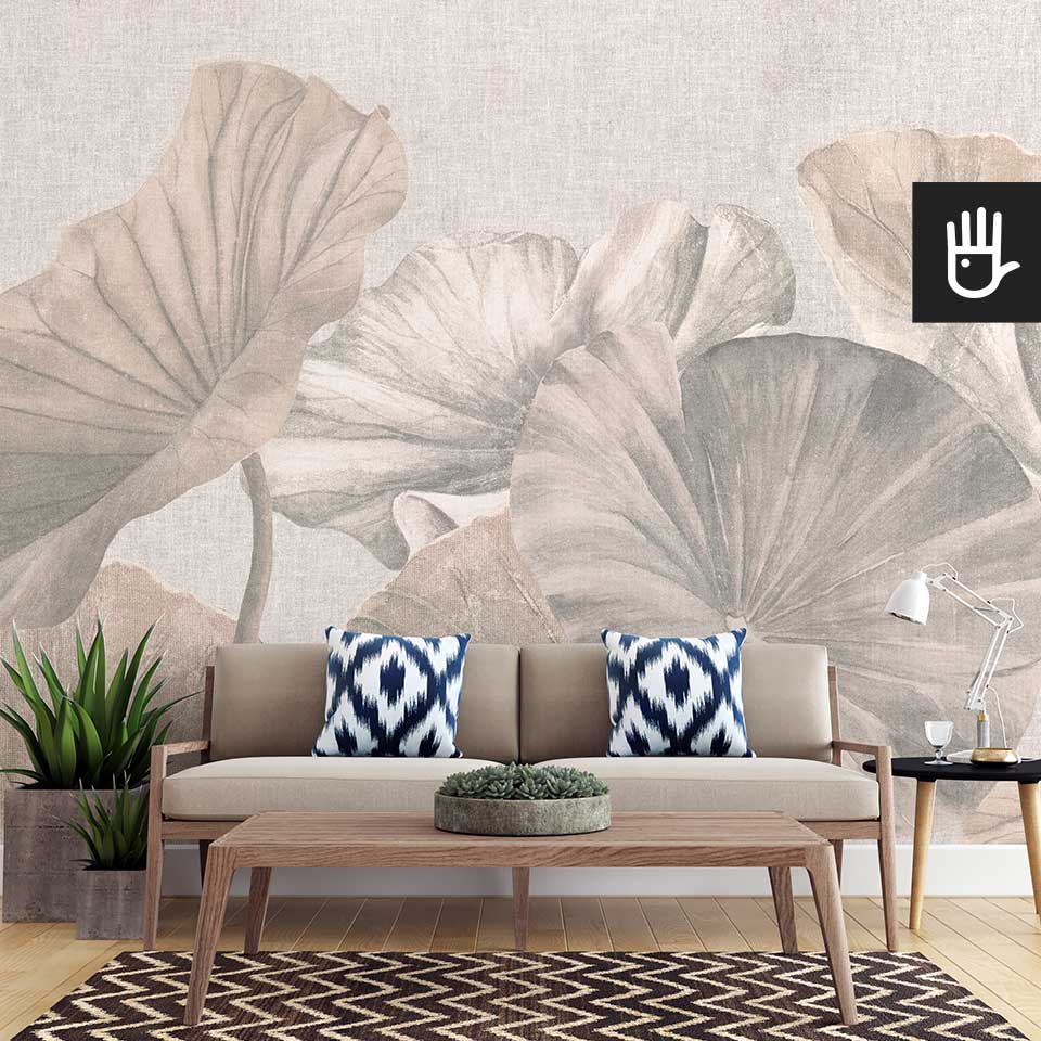 Jasny salon w stylu boho z niebieskimi dodatkami na kanapie utrzymany w naturalnych materiałach na tle fototapety ze strukturą płótna
