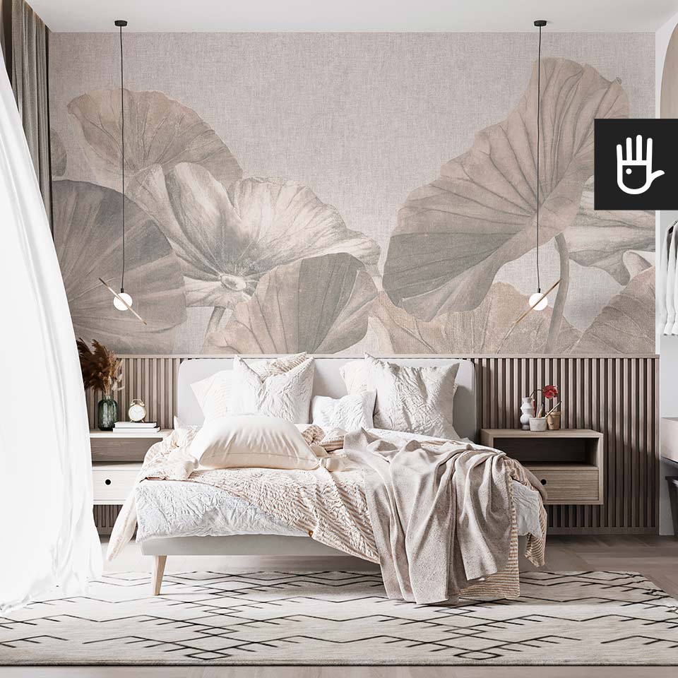 Przytulna sypialnia z drewnianymi meblami i dużym białym łóżkiem w stylu boho z dekoracyjną fototapetą beżowe liście lotosu