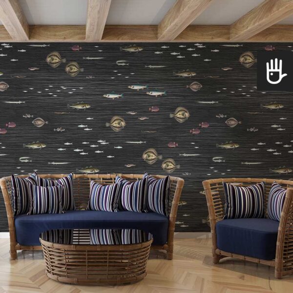 Przytulny salon z wiklinowymi meblami i granatowymi dodatkami na tle fototapety bałtyckie ryby