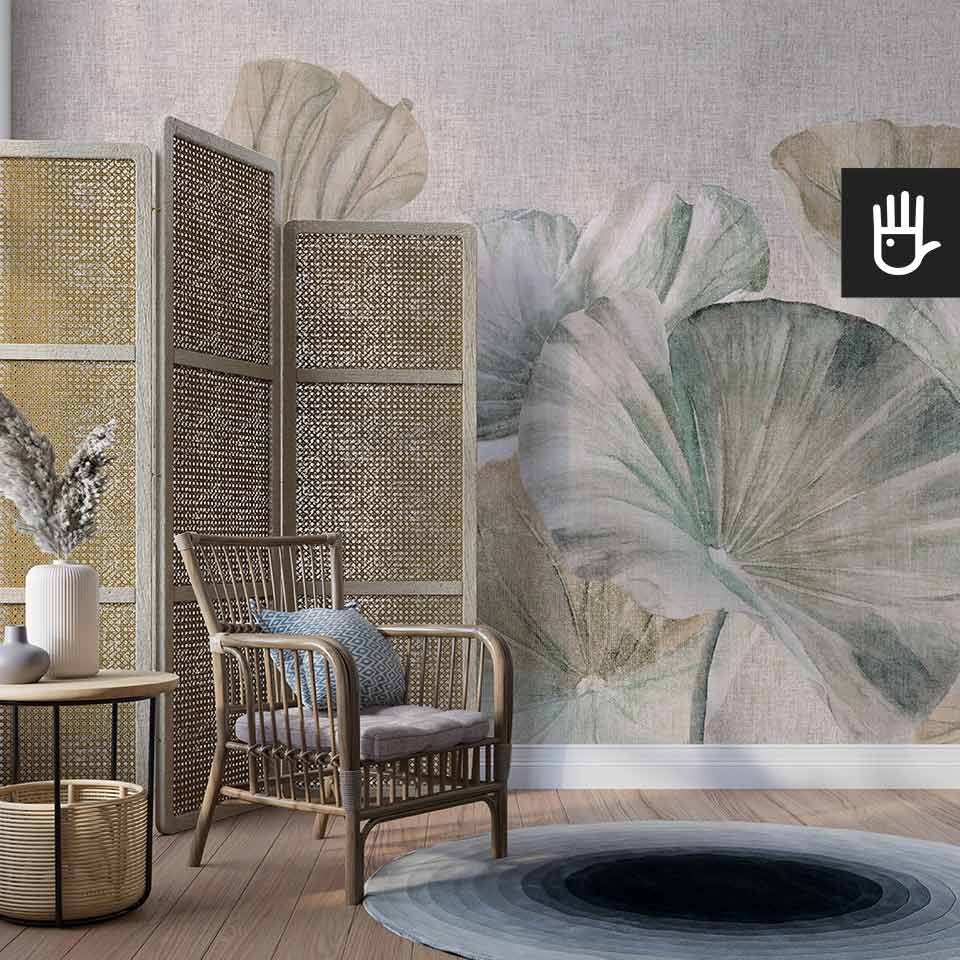 Korytarz w mieszkaniu w stylu boho z drewnianym krzesłem i parawanem na tle fototapety liście lotosu