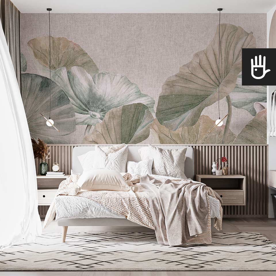 Przytulna sypialnia z drewnianymi meblami i dużym białym łóżkiem w stylu boho z dekoracyjną fototapetą liście lotosu