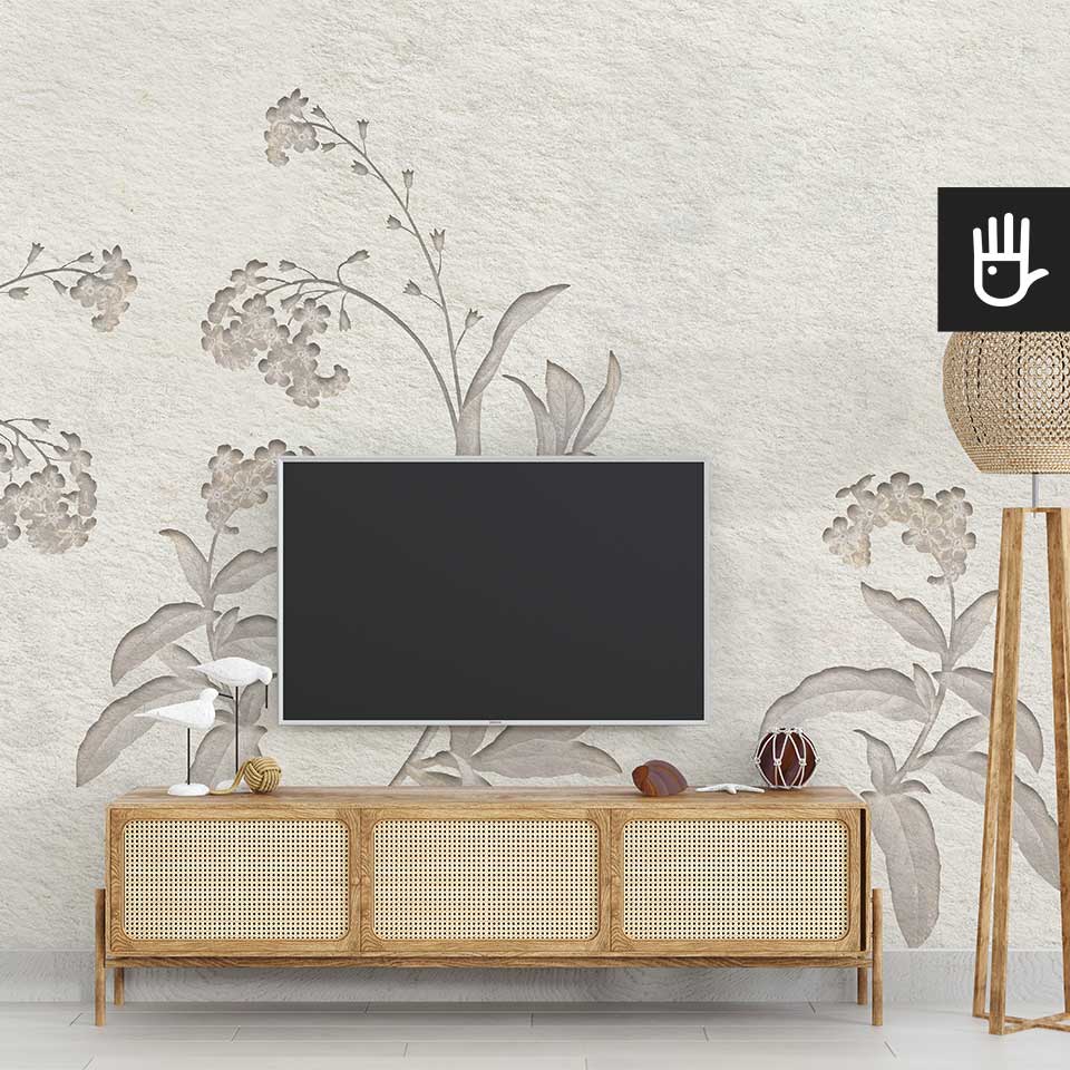 Salon w stylu boho z drewnianą szafką rtv i lampą stojącą na tle beżowej fototapety w szare niezapominajki z efektem rzeźby