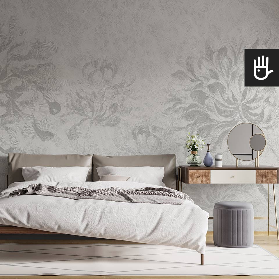 Przytulna minimalistyczna sypialnia z drewnianą toaletką z lusterkami ozdobiona jasną fototapetą w szare kwiaty