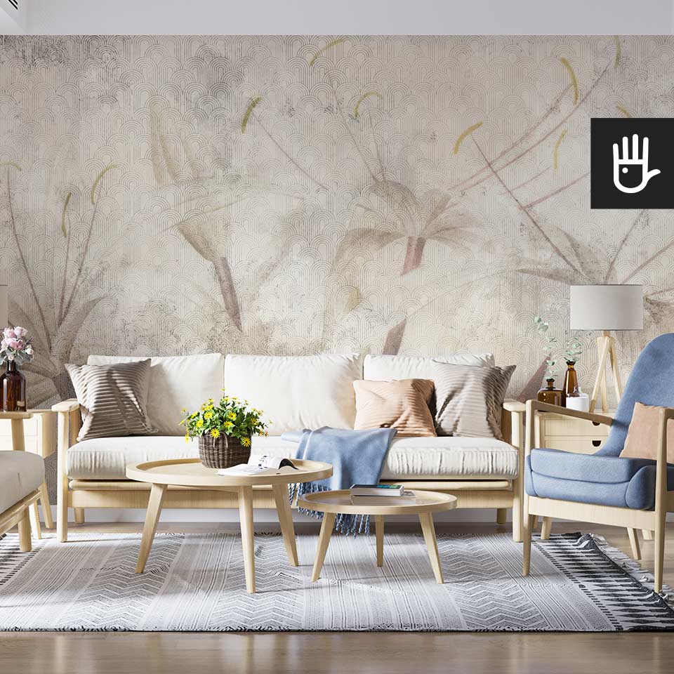 Jasny salon w stylu boho z niebieskimi dodatkami i jasnymi meblami ozdobiona fototapetą sekretne lilie
