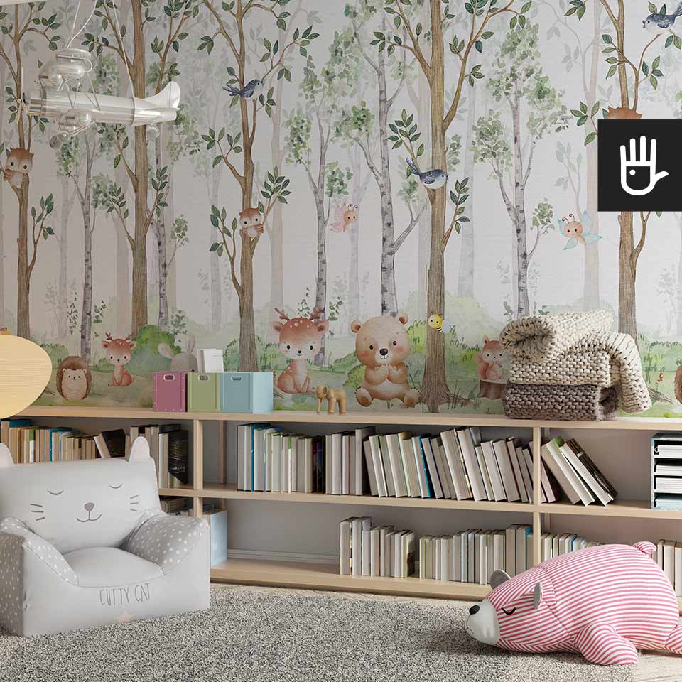 Domowa biblioteczka dziecięca z wieloma książkami i małym fotelem do czytania ozdobiona fototapetą z uroczymi zwierzętami