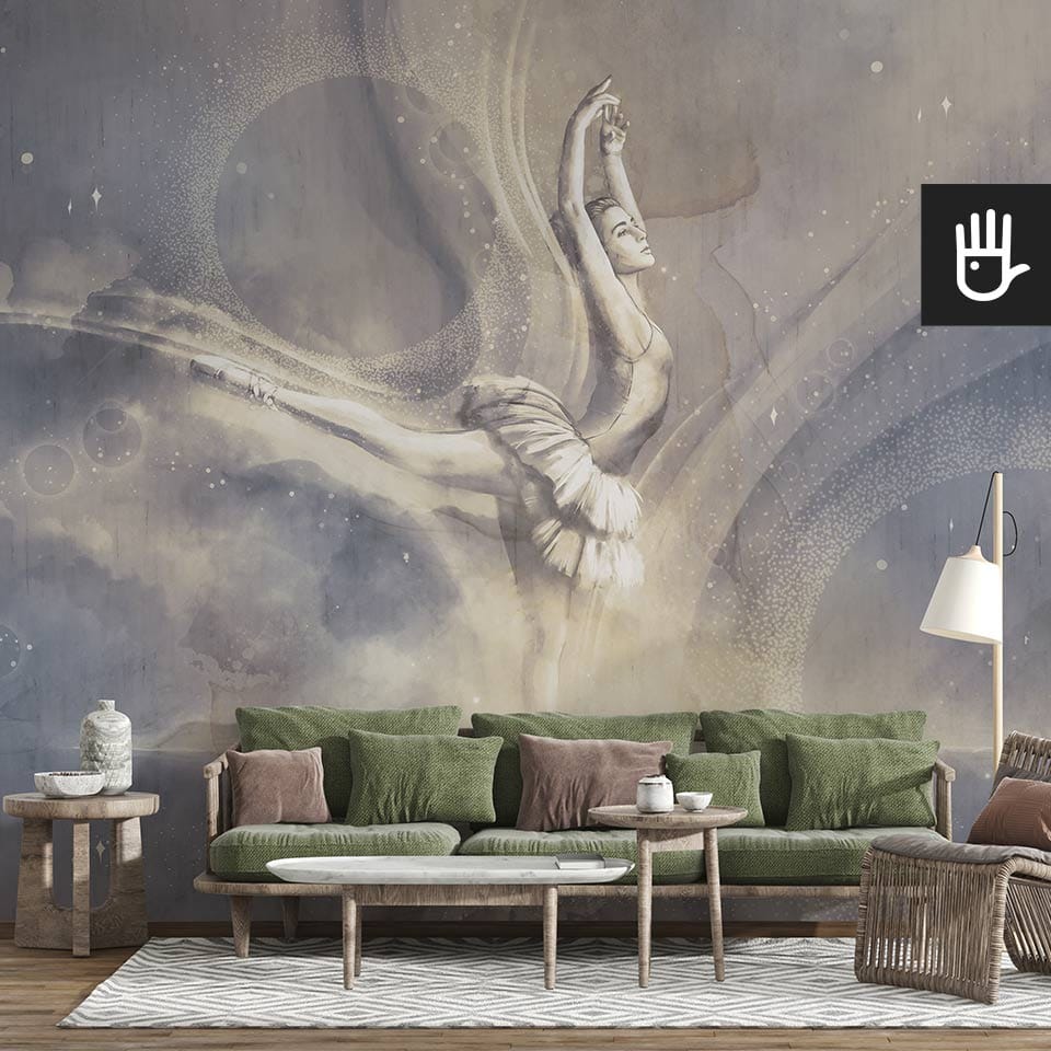 Przytulny salon w stylu boho z dużą zieloną kanapą i drewnianymi dodatkami na tle fototapety z tańczącą baletnicą