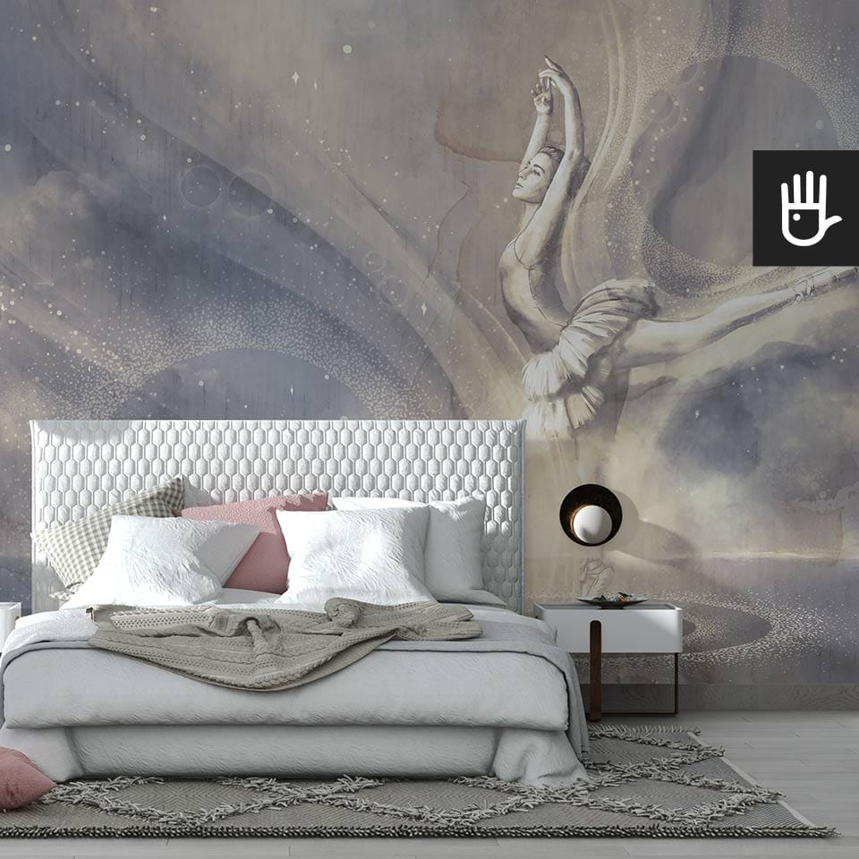Sypialnia w stylu glamour z białym tapicerowanym łóżkiem i złotymi dodatkami na tle szarej fototapety z tańczącą baletnicą
