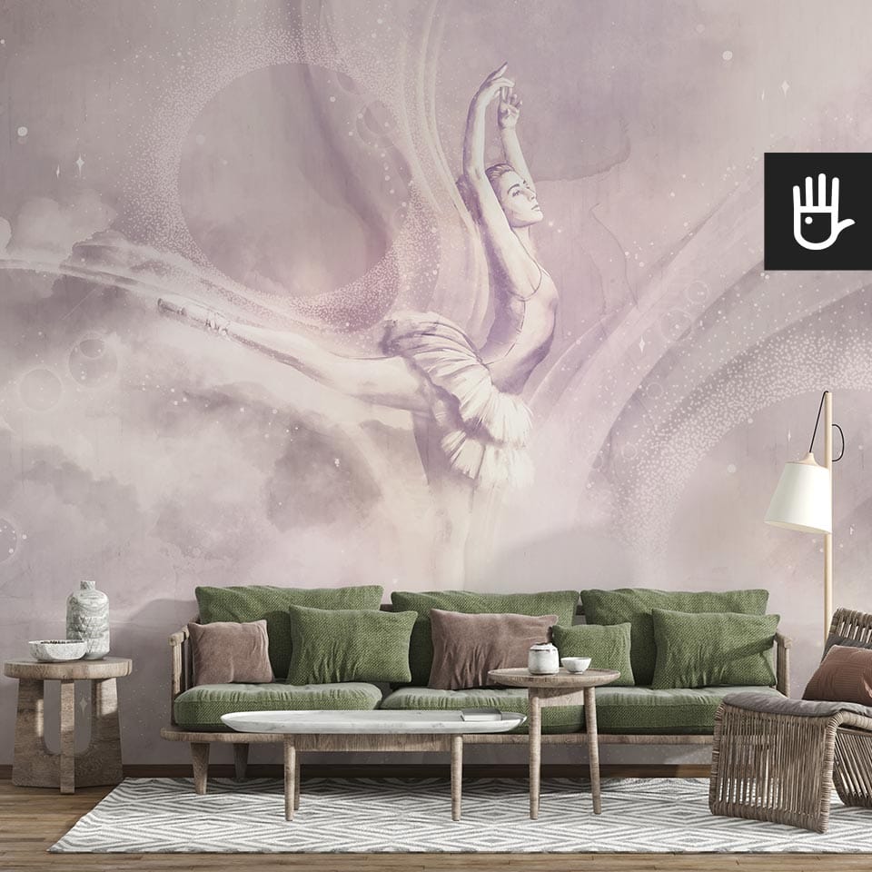 Przytulny salon w stylu boho z dużą zieloną kanapą i drewnianymi dodatkami na tle fototapety z tańczącą baletnicą