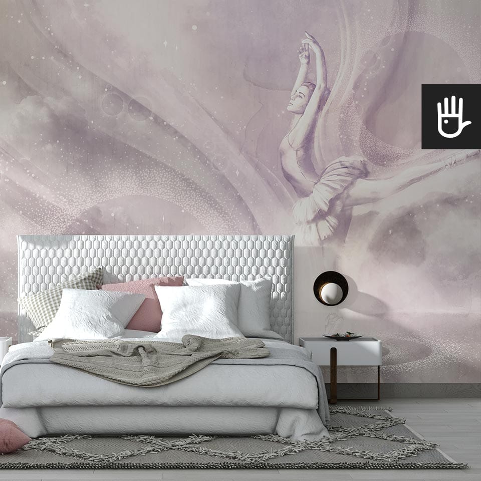 Sypialnia w stylu glamour z białym tapicerowanym łóżkiem i złotymi dodatkami na tle różowej fototapety z tańczącą baletnicą