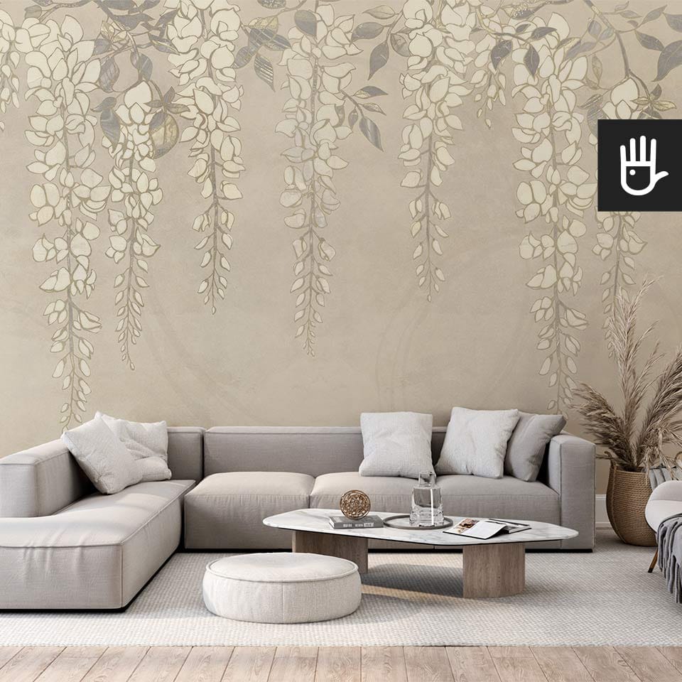 Przytulny salon z dużą beżową kanapą i dekoracjami w stylu boho z dekoracyjną fototapetą na ścianie w beżowe kwiaty wisterii