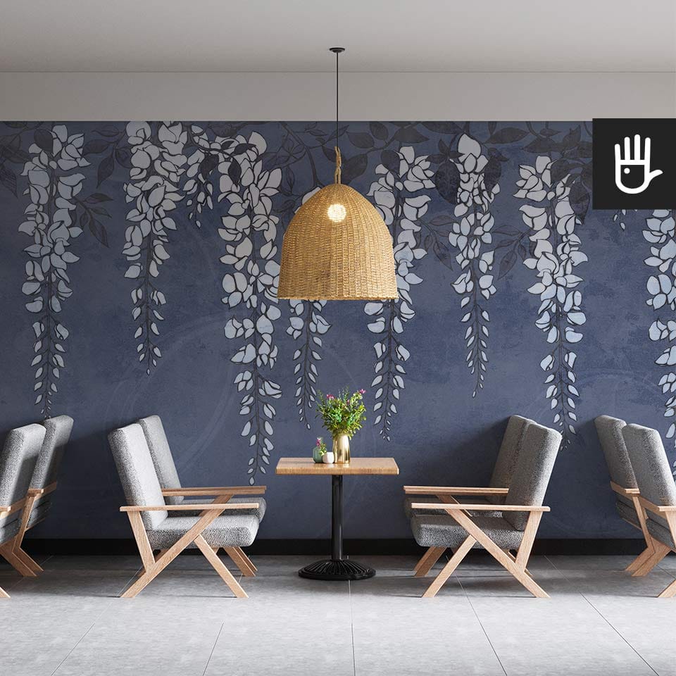 Przytulna restauracja w stylu retro z szarymi fotelami i dekoracjami w stylu boho na tle fototapety z girlandą kwiatów na granatowym tle