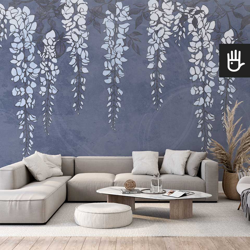 Przytulny salon z dużą beżową kanapą i dekoracjami w stylu boho z dekoracyjną fototapetą na ścianie w błękitne kwiaty wisterii