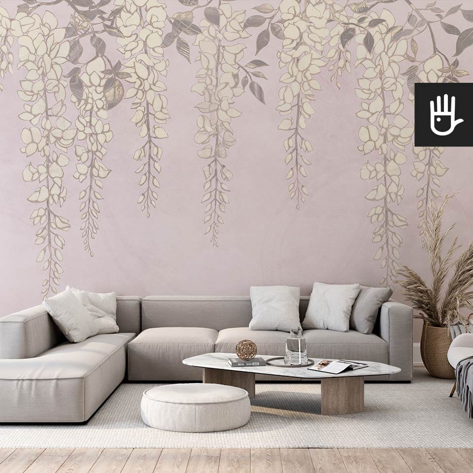 Przytulny salon z dużą beżową kanapą i dekoracjami w stylu boho z dekoracyjną fototapetą na ścianie w beżowe kwiaty wisterii