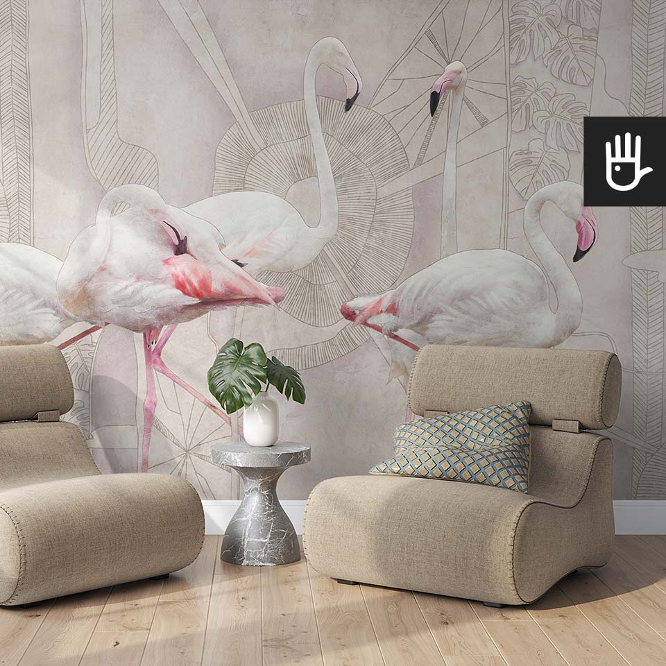 Jasny salon z nowoczesnymi fotelami w ergonomicznym kształcie z dekoracyjnym stolikiem kawowym z kamienia na tle fototapety z flamingami