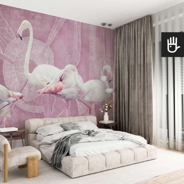 Przytulna sypialnia z dużym tapicerowanym łóżkiem, urządzona w stylu boho z dekoracyjną fototapetą przedstawiającą flamingi na różowym tle