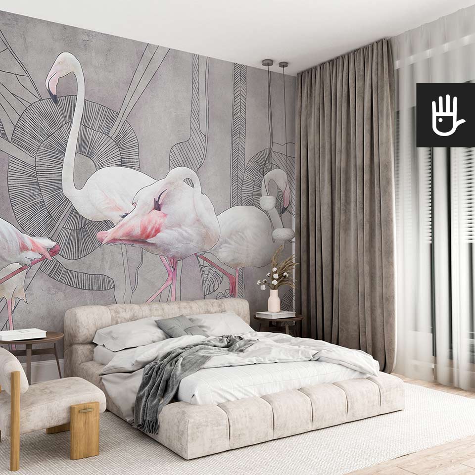Przytulna sypialnia z dużym tapicerowanym łóżkiem, urządzona w stylu boho z dekoracyjną fototapetą przedstawiającą flamingi na szarym tle