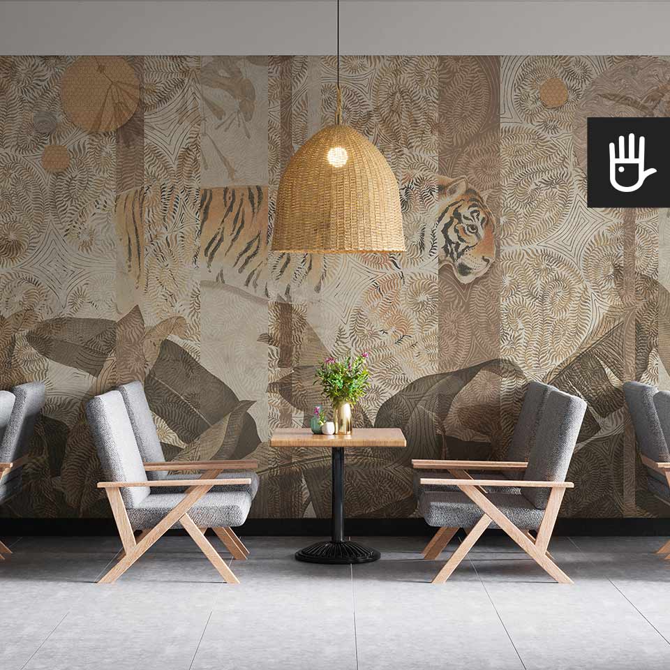 Klasyczna restauracja z wiklinową lampą wiszącą ozdobiona fototapetą z beżowym tygrysem w liściach z fantazyjnymi wzorami