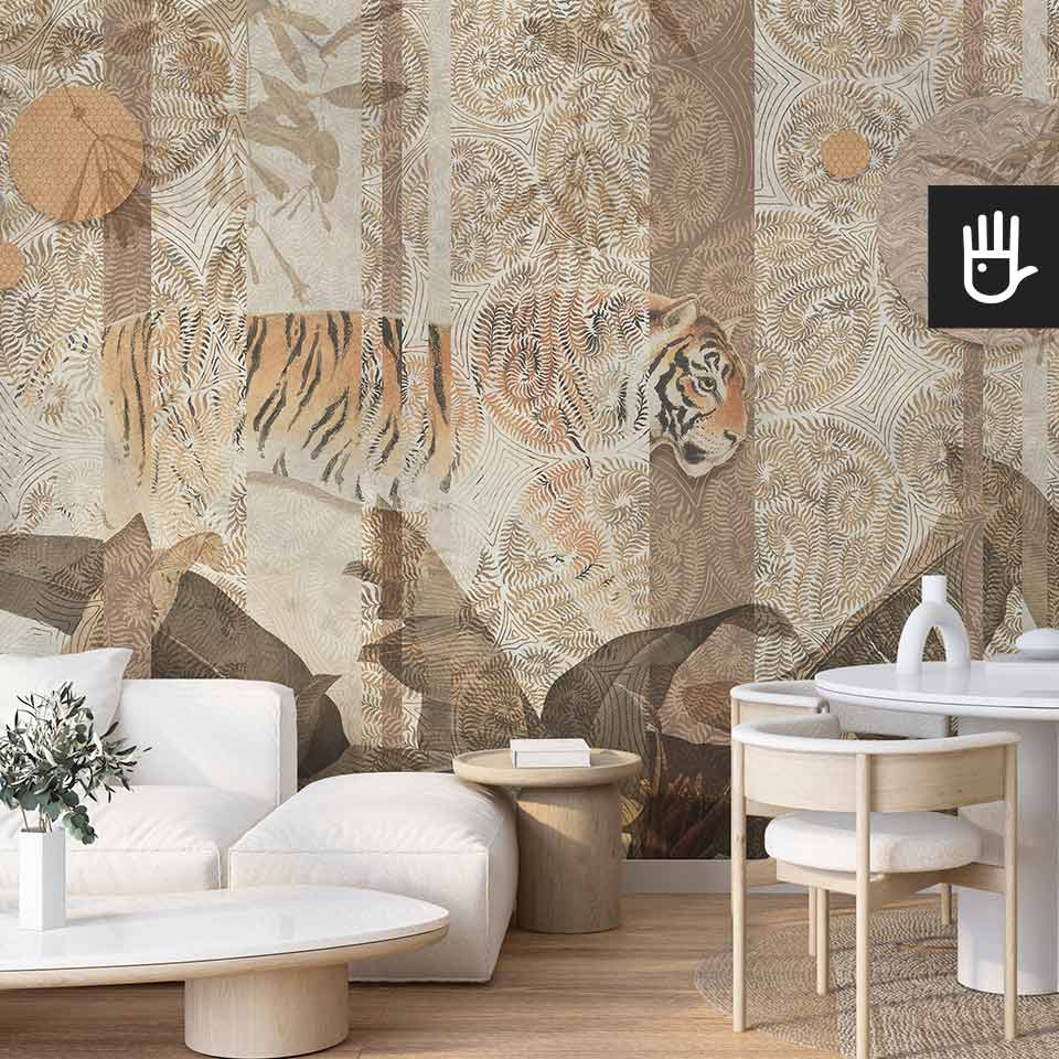 Jasny salon w stylu boho z bezowymi meblami i drewnianymi dodatkami ozdobiony dekoracyjną fototapetą beżowy tygrys