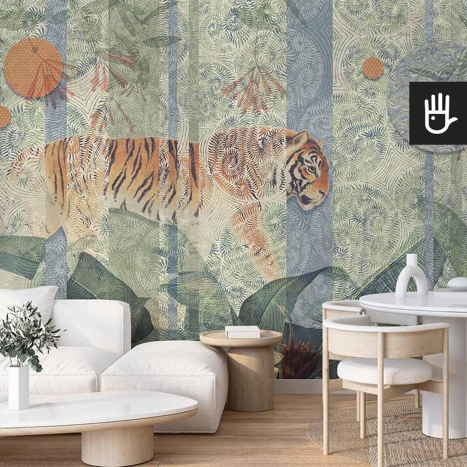 Jasny salon w stylu boho z bezowymi meblami i drewnianymi dodatkami ozdobiony dekoracyjną fototapetą tygrys