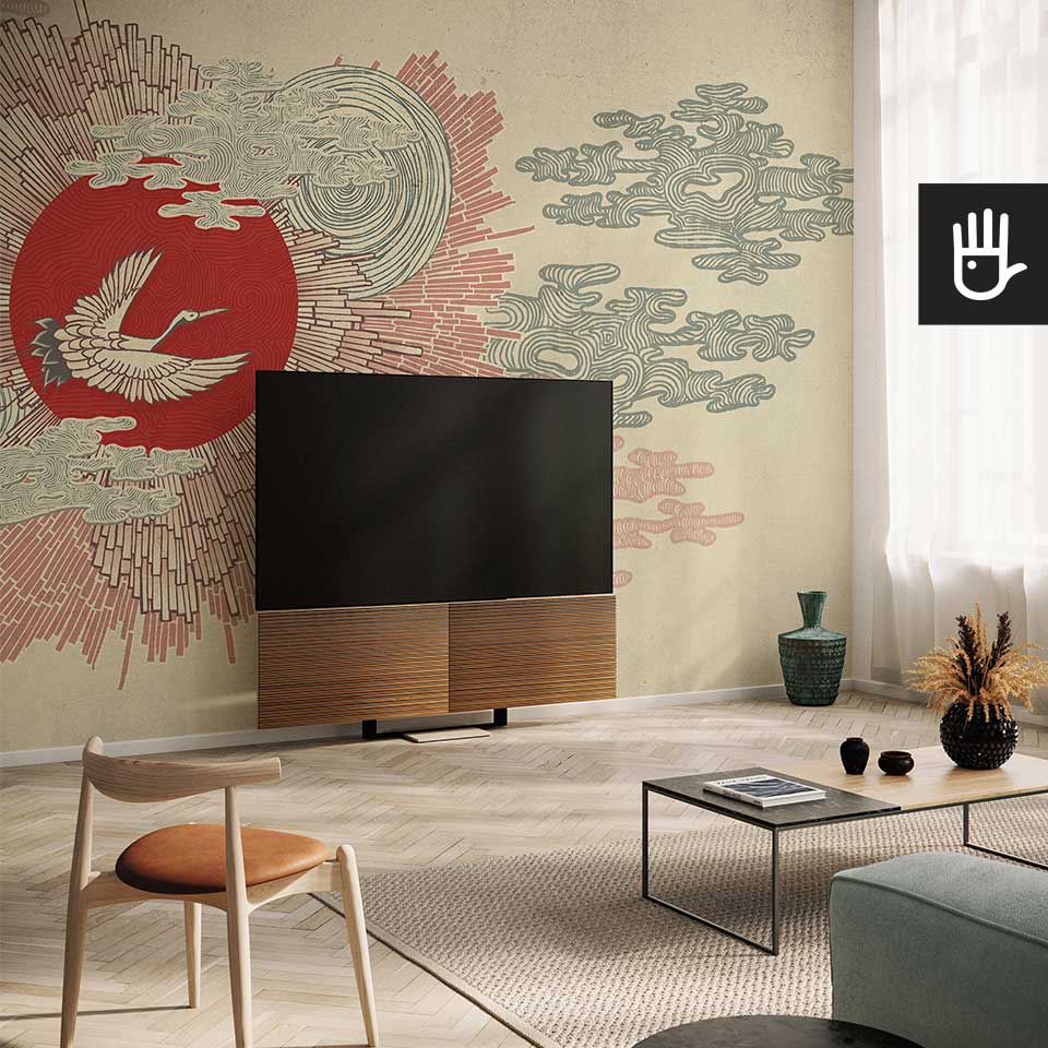 Nowoczesny salon z dekoracjami w stylu japandi z dużym telewizorem i ozdobną fototapetą z czerwonym słońcem i białym żurawiem
