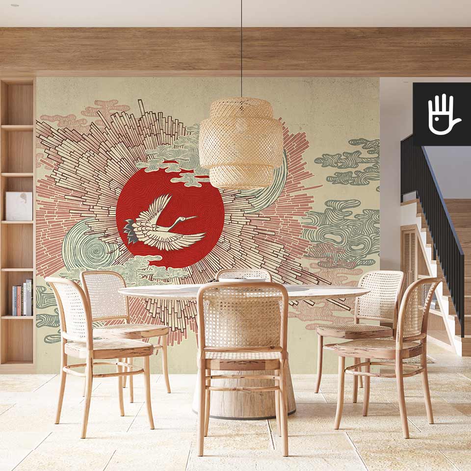 Jadalnia w stylu boho z drewnianymi krzesłami i okrągłym stołem na tle dekoracyjnej fototapety z czerwonym słońcem i żurawiem