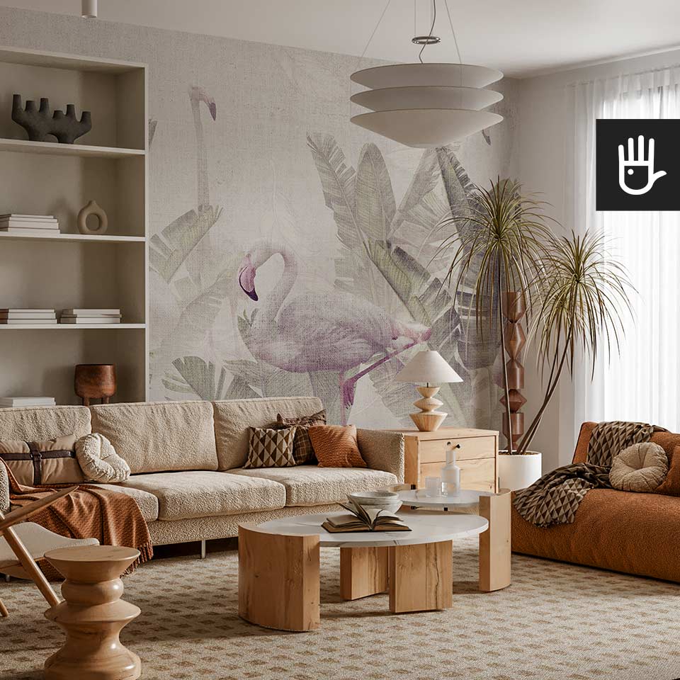 Przytulny salon w stylu boho z miękkimi kanapami w ciepłych kolorach z drewnianymi dodatkami ozdobiony fototapetą sen o tropikach