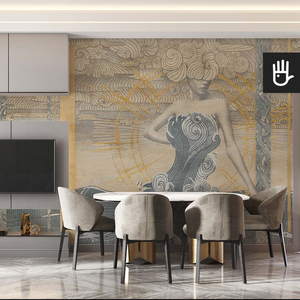 Jasny salon w stylu glamour z dużym stołem i miękkimi krzesłami ze złotymi dekoracjami na tle abstrakcyjnej fototapety z kobietą w falach