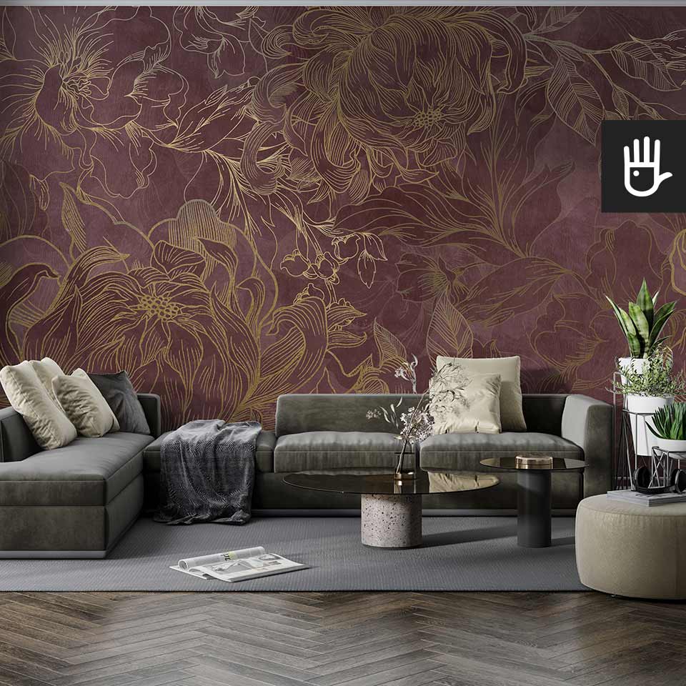 Przytulny salon z szarą kanapą i dekoracyjnymi stolikami kawowymi na tle wyrazistej fototapety Kwiaty Hekate