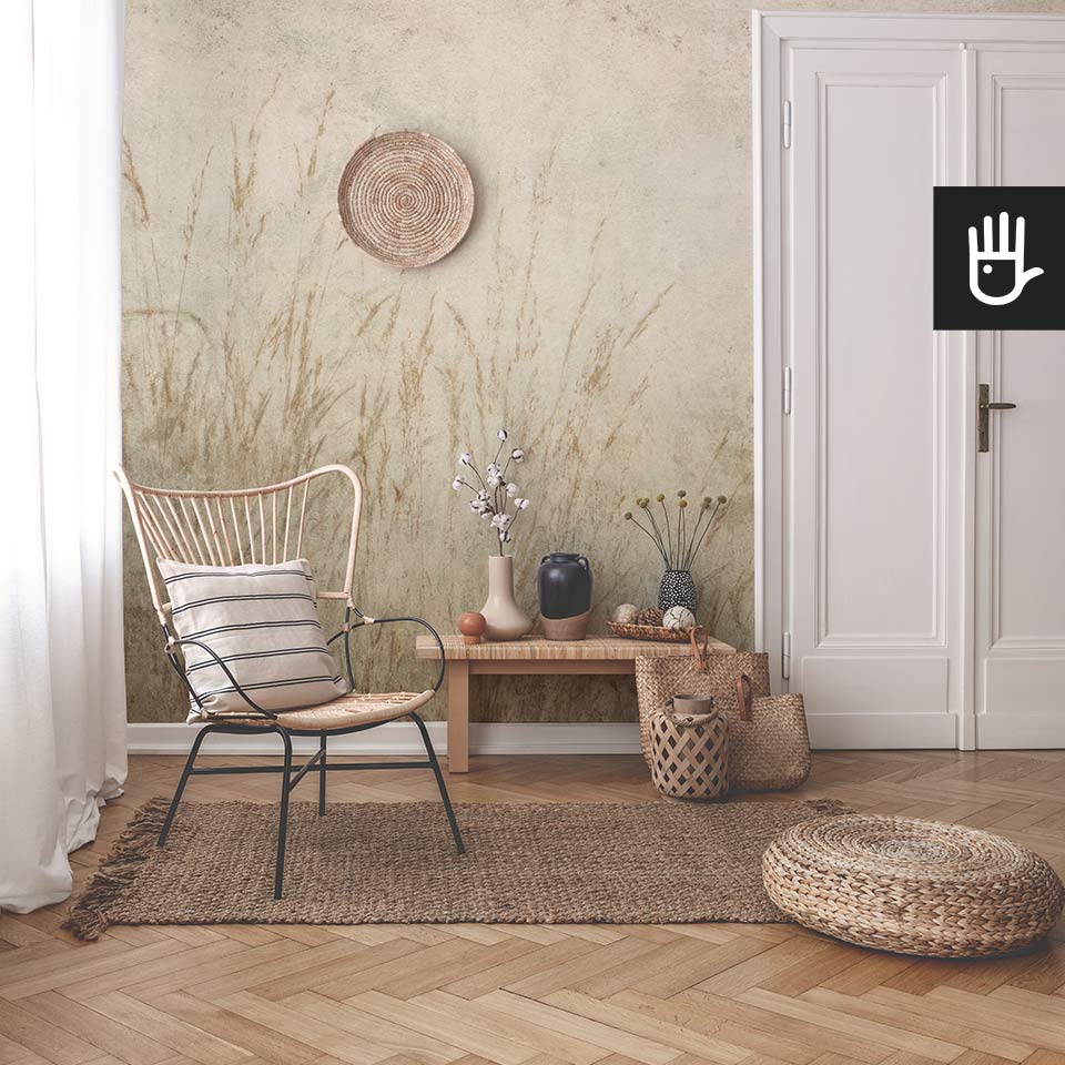 Przedpokój w stylu boho ozdobiony naturalnymi materiałami i fototapetą polna błogość w odcieniach beżu