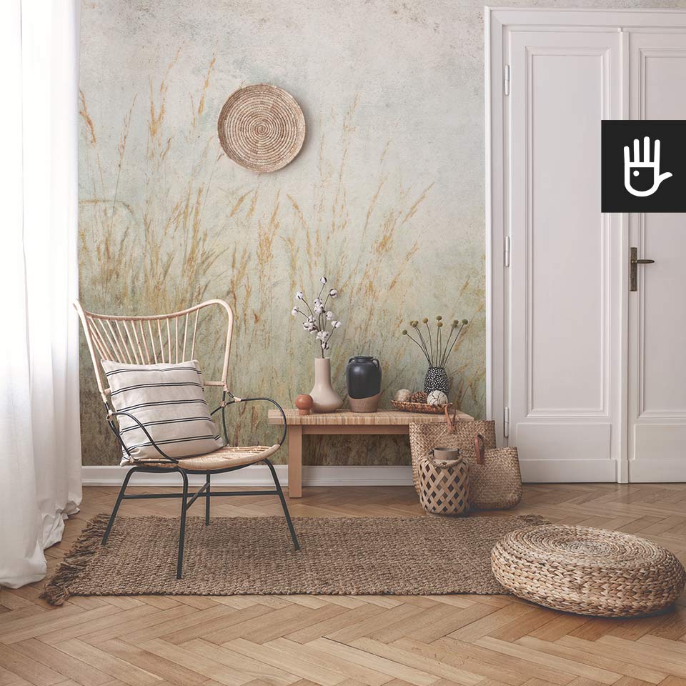 Przedpokój w stylu boho ozdobiony naturalnymi materiałami i fototapetą srebrna polna błogość w odcieniach beżu